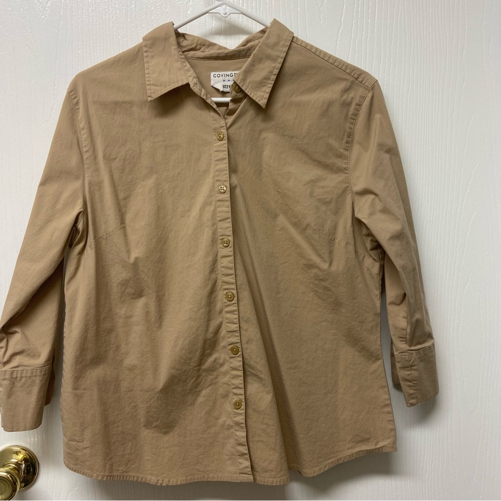 ☃️ Women’s large tan fitted shirt. Spandex gives it a great fit!